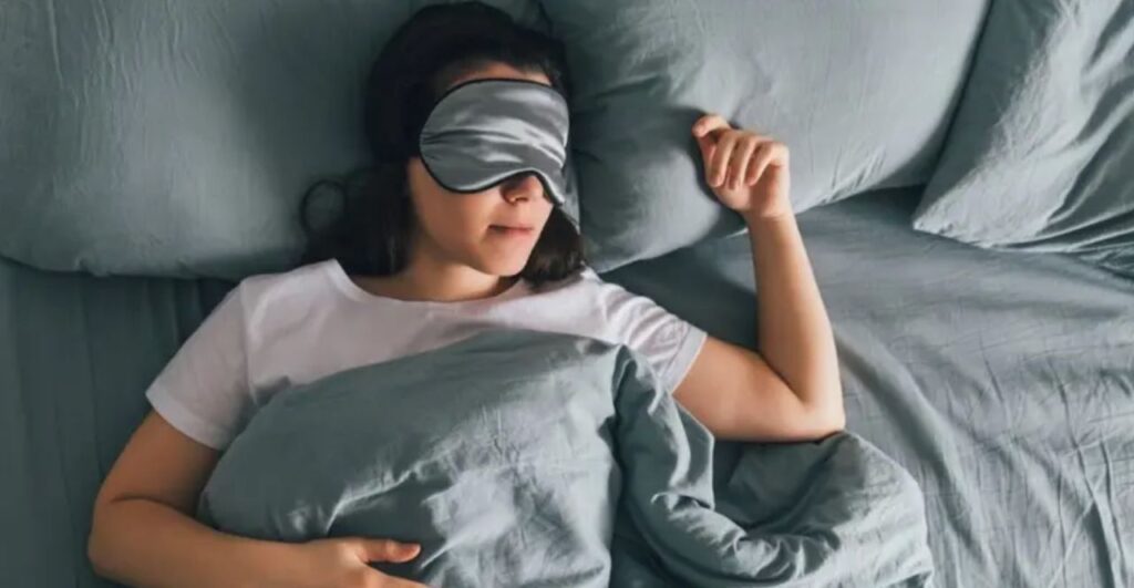 ¿Tu celular duerme contigo? La ciencia explica por qué dejarlo en la mesita de noche te agota