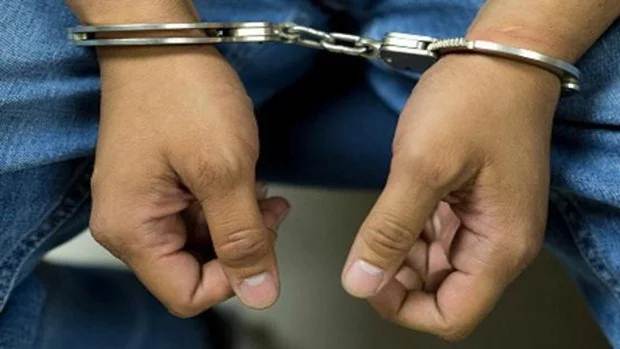 Agentes policiales en procedimiento por femicidio en La Guaira