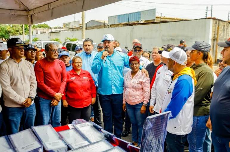Gobernador Luis Caldera e ingenieros de Corpoelec supervisando la instalación de luminarias LED en el Corredor 148