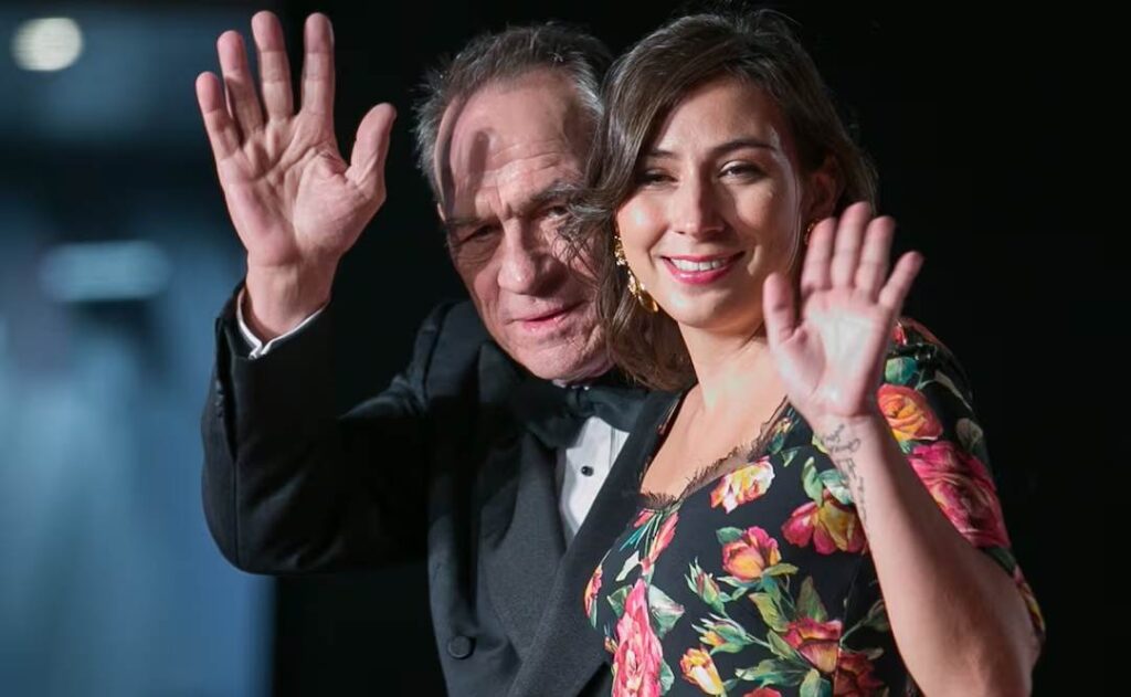 Fotografía del actor Tommy Lee Jones y su hija Victoria Jones en un evento público