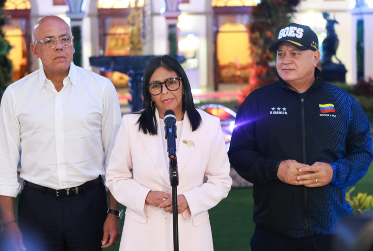 Delcy Rodríguez, Jorge Rodríguez y Diosdado Cabello en rueda de prensa desde Miraflores sobre la paz nacional.