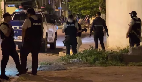 En el lugar del suceso también fueron encontrados diversos panfletos con mensajes de advertencia que decían prohibido robar.