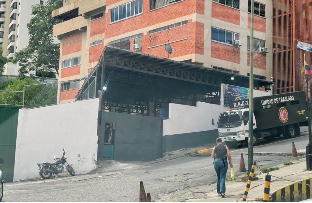 Fachada del centro de detención preventiva Zona 7 en Caracas