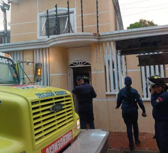 Funcionarios de los Bomberos de Maracaibo atendiendo incendio en vivienda del sector La Arreaga, Los Haticos