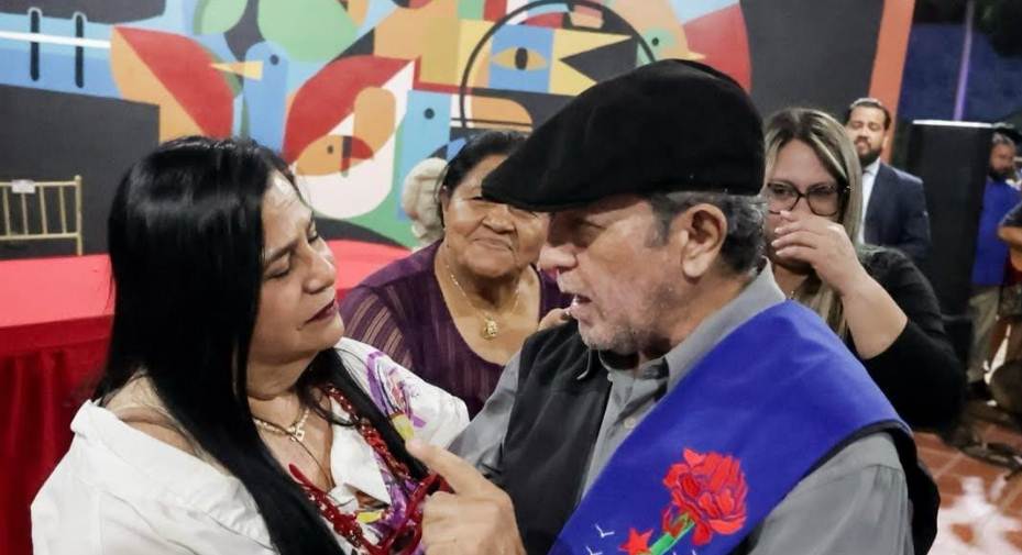 Fotógrafo zuliano Luis Pire recibiendo la Orden Alí Primera de manos del gobernador Víctor Clark en Falcón