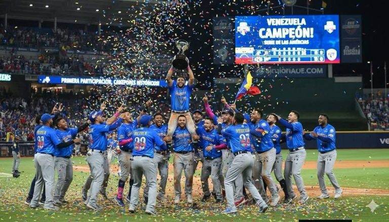 Celebración del equipo venezolano tras ganar la Serie de las Américas en el Monumental de Caracas