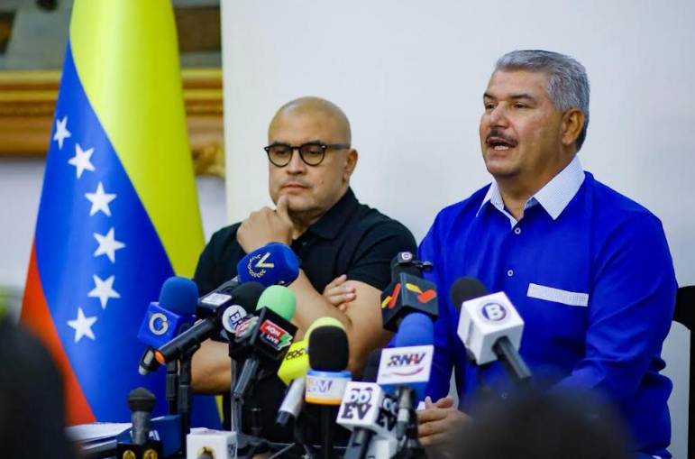 Gobernador Caldera y Ministro Loyo en reunión sobre la exportación del cangrejo azul