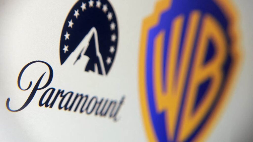 Logotipos de Warner Bros Discovery, Paramount y Netflix en contexto de negociación corporativa sobre la venta
