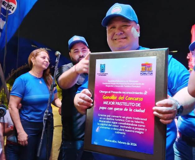 Premiación de Pasteles Edward como ganador del concurso gastronómico en Maracaibo, el Mejor Pastelito con queso