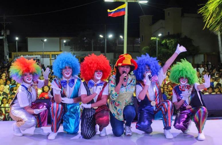 Presentación de las Payasitas NiFu NiFa en la Plaza Nigale de Santa Rosa de Agua, en los Carnavales Maracaibo