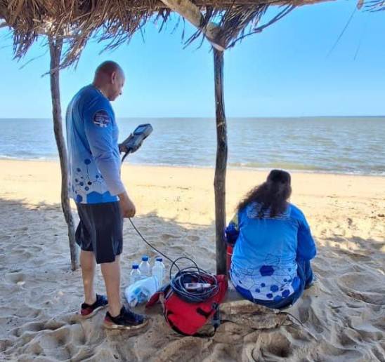 Equipo del ICLAM realizando pruebas de agua en playas del Zulia en el Lago de Maracaibo para operativo Carnaval 2026