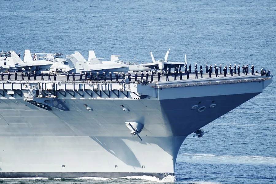 Portaaviones USS Gerald R. Ford navegando por el Atlántico hacia Oriente Medio