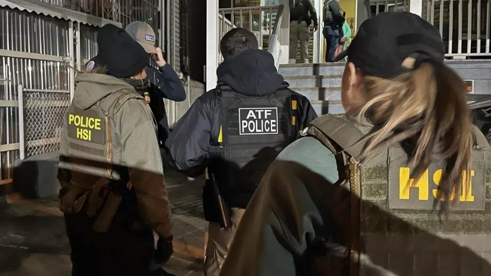 Agentes de ICE en operativo de redadas migratorias en EE. UU. en 2026