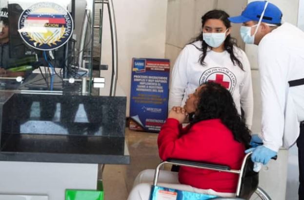 Ciudadanos venezolanos llegando al aeropuerto de Maiquetía con la Misión Vuelta a la Patria 2026