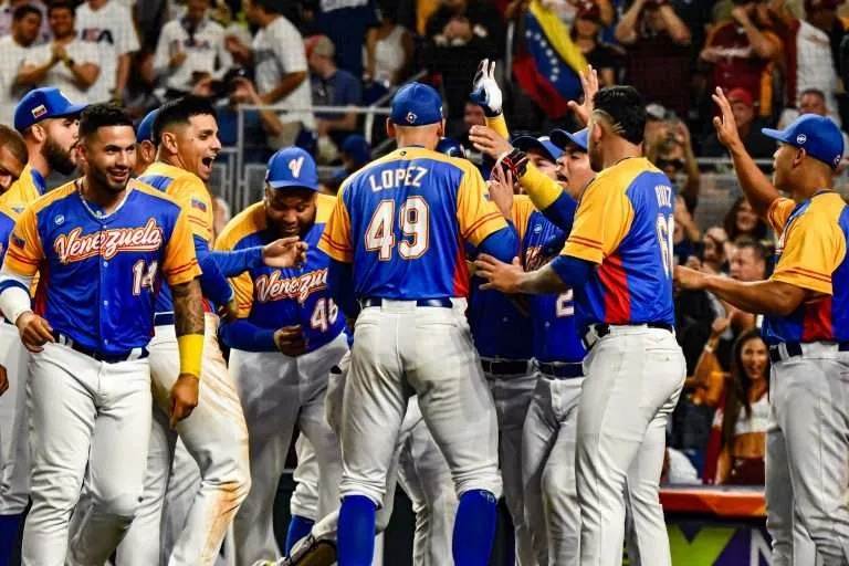 Peloteros venezolanos entrenando para el Clásico Mundial de Béisbol 2026