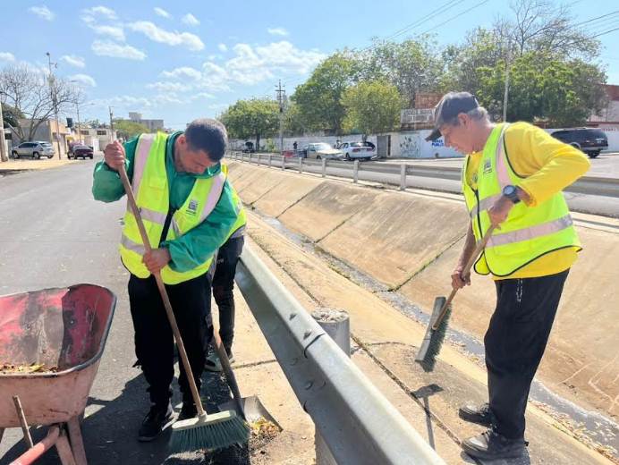 Cuadrillas del IMA realizando labores de saneamiento ambiental en Maracaibo, sector San Jacinto