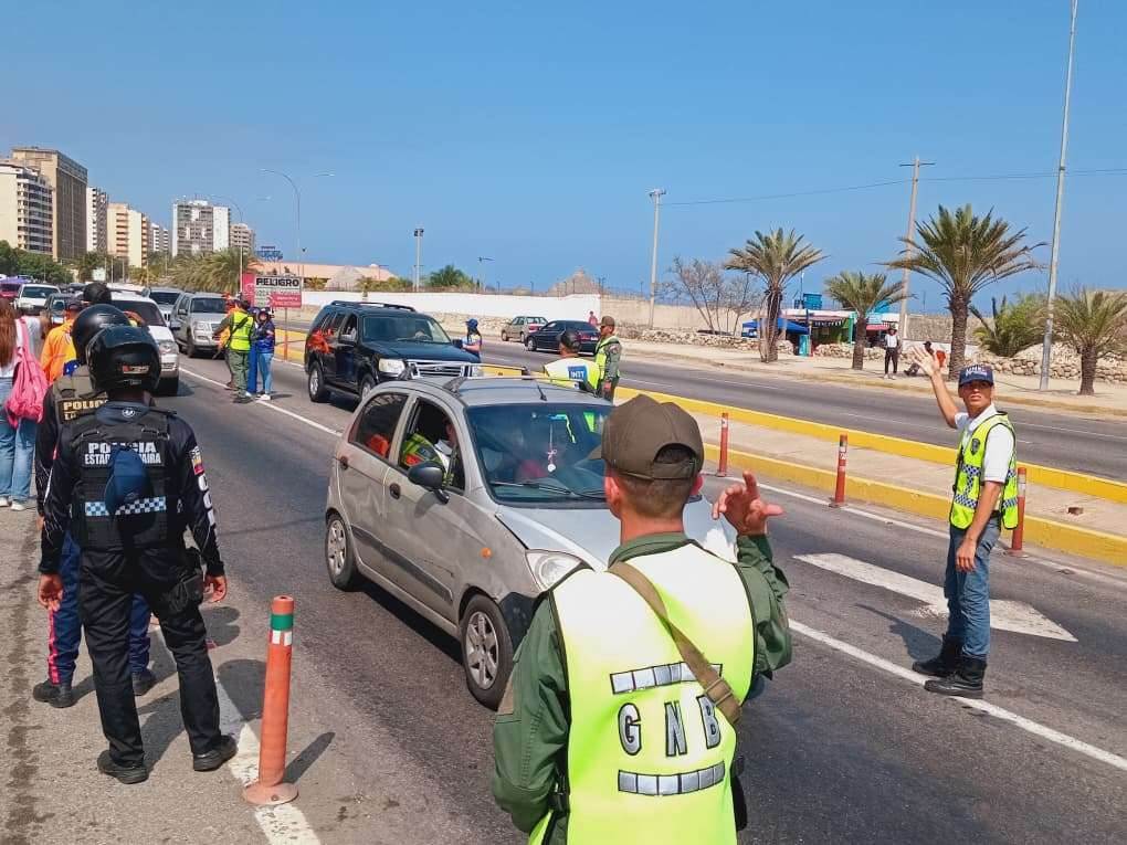 Funcionarios de seguridad supervisan el tránsito vehicular en alcabalas de Venezuela durante el retorno de Carnaval
