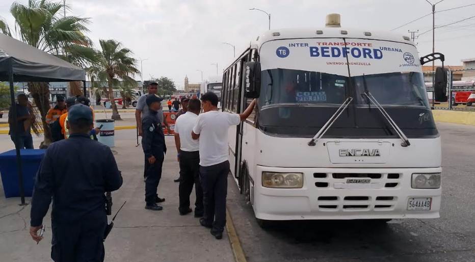 Pasajeros abordando unidades de transporte en el Terminal de Maracaibo bajo supervisión de SEDETEMA