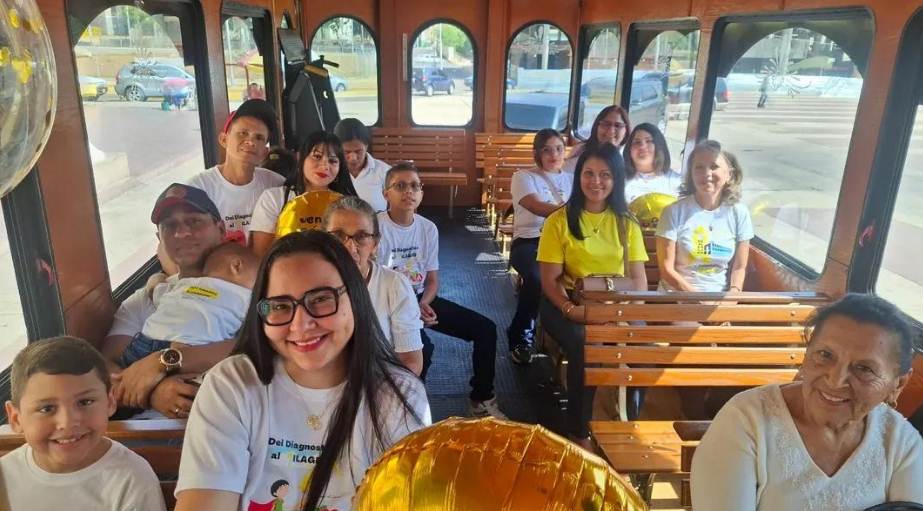 Niños sobrevivientes de cáncer tocando las campanas de la Catedral de Maracaibo