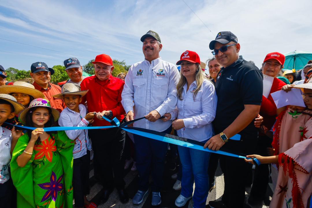Gobernador Luis Caldera inaugura la vialidad La Y-Carrasquero en Mara junto al pueblo marense.