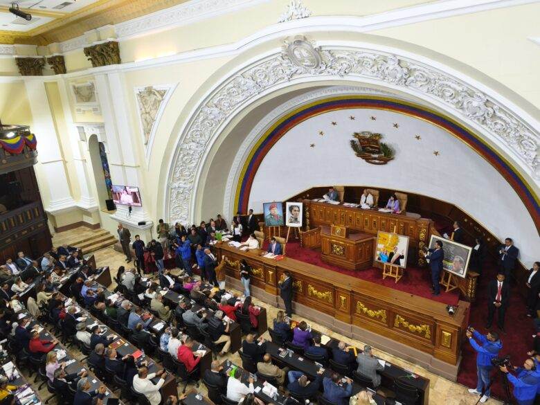 Diputados de la Asamblea Nacional de Venezuela debatiendo la Ley de Minas