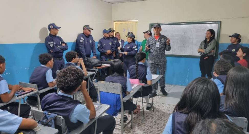 Funcionarios de Policolón y CPNNA dictando charla sobre prevención del bullying en la U.E. Santa Inés del Monte