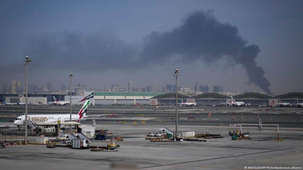 Aviones en pista del Aeropuerto de Dubái paralizados por cierre de espacio aéreo 2026