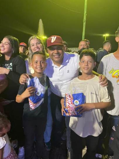 Fanáticos zulianos celebrando en la Plaza Monumento El Barroso de Cabimas durante la transmisión del Clásico Mundial de Béisbol