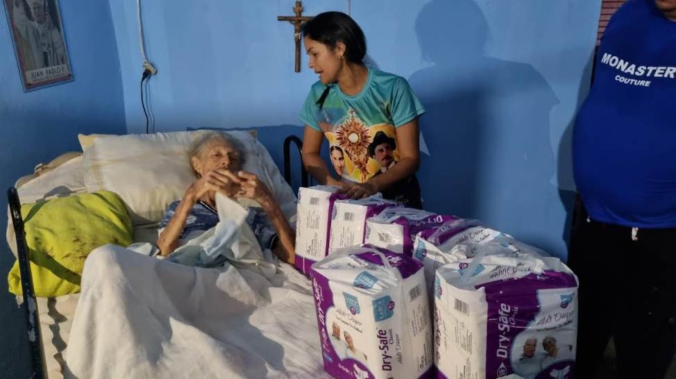 Alcaldesa Misledys Ortigoza entrega colchones y láminas de zinc a familias en el municipio Colón