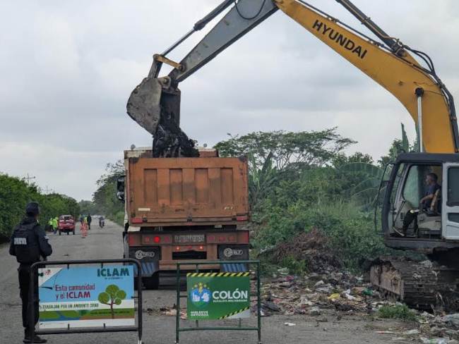 Maquinaria de la Alcaldía de Colón recolectando basura en vertedero de la parroquia Santa Cruz