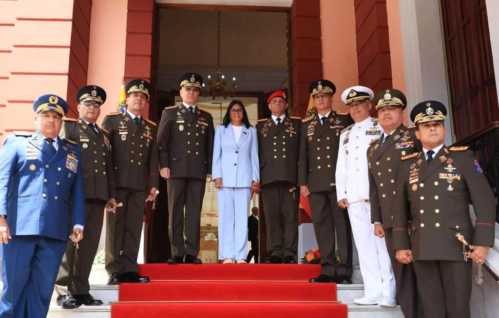 Presidenta encargada Delcy Rodríguez junto al nuevo ministro de Defensa, Gustavo González López, en el Palacio de Miraflores