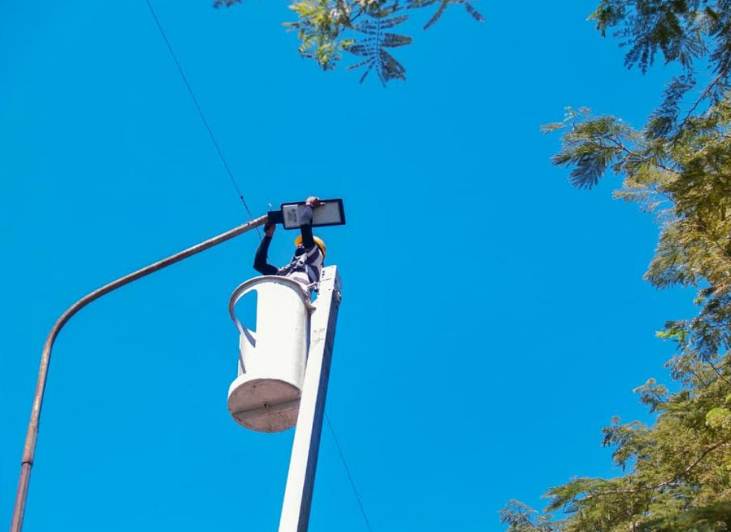 Instalación de luminarias de 200 vatios en la avenida principal de Ciudadela Faría, Maracaibo, Zulia
