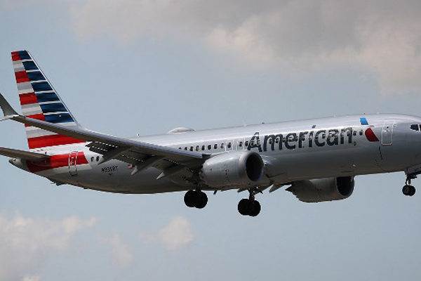 Avión de American Airlines aterrizando en aeropuerto de Venezuela