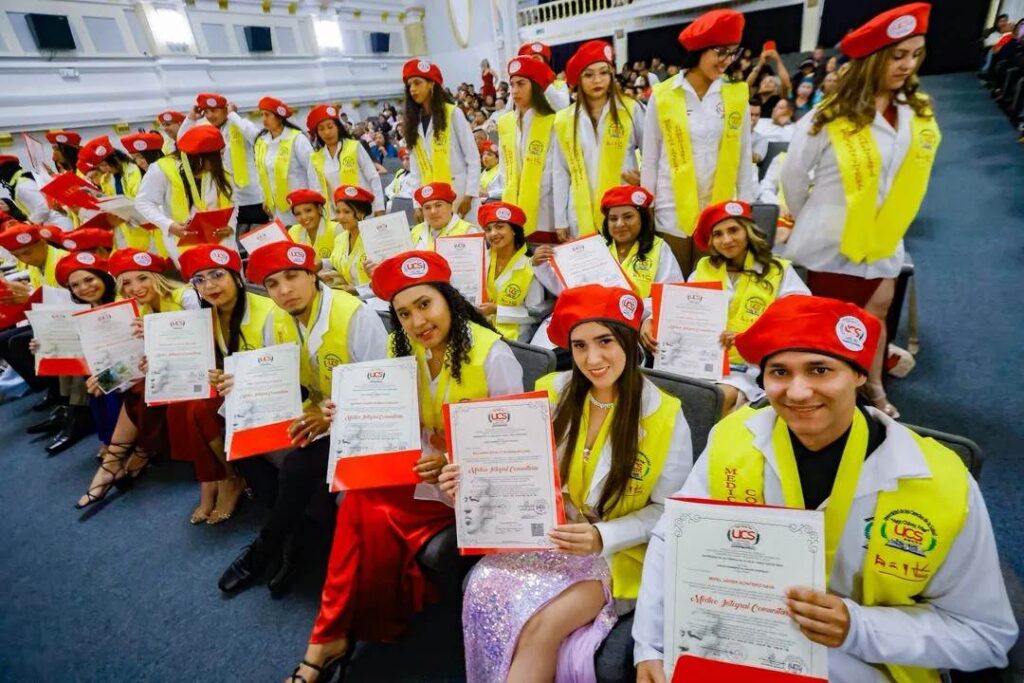 Gobernador Luis Caldera junto a graduandos de medicina integral comunitaria en el Teatro Baralt de Maracaibo