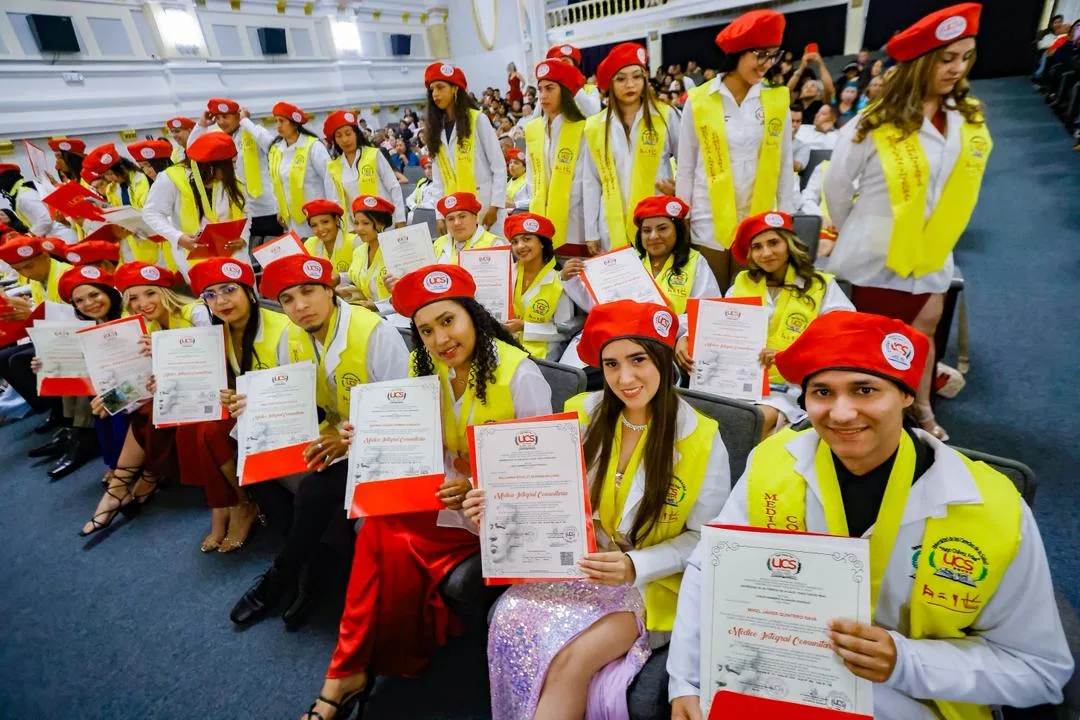 Gobernador Luis Caldera junto a graduandos de medicina integral comunitaria en el Teatro Baralt de Maracaibo