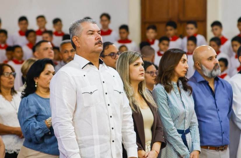 Gobernador Luis Caldera y monseñor José Luis Azuaje durante la Misa Crismal en la Catedral de Maracaibo