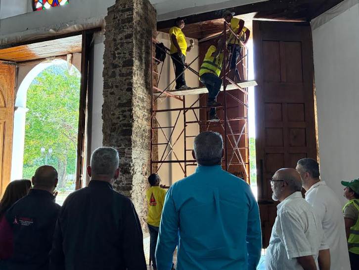 Cuadrillas de trabajadores iniciando restauración en fachada de la Catedral de Maracaibo