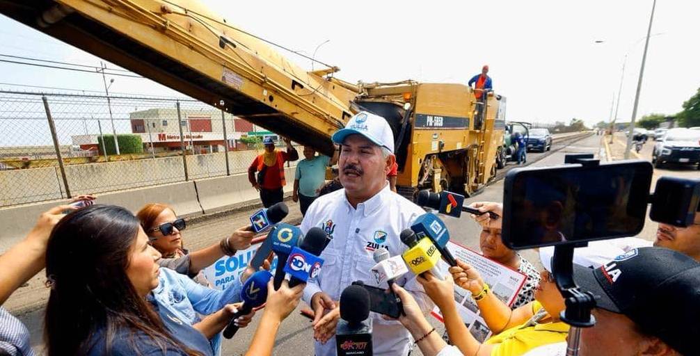 Gobernador Luis Caldera inspeccionando obras de vialidad en Maracaibo