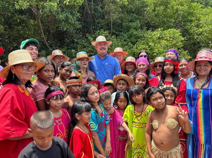 Niños de las etnias Wayuu, Añú, Yukpa, Barí y Japreira celebrando su día nacional en el estado Zulia