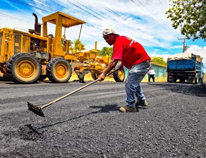 Maquinaria de asfaltado trabajando en Santa Rosa de Agua, Maracaibo, gestión Luis Caldera