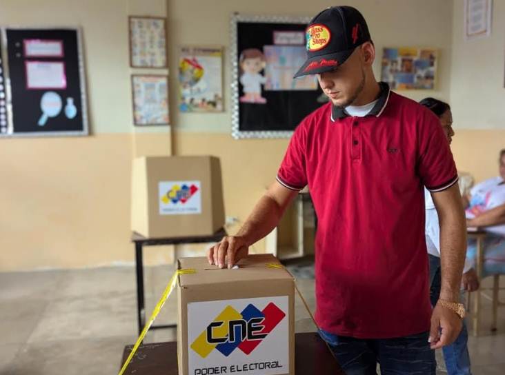 Pueblo votando en la Consulta Popular Nacional 2026 en Colón, Zulia
