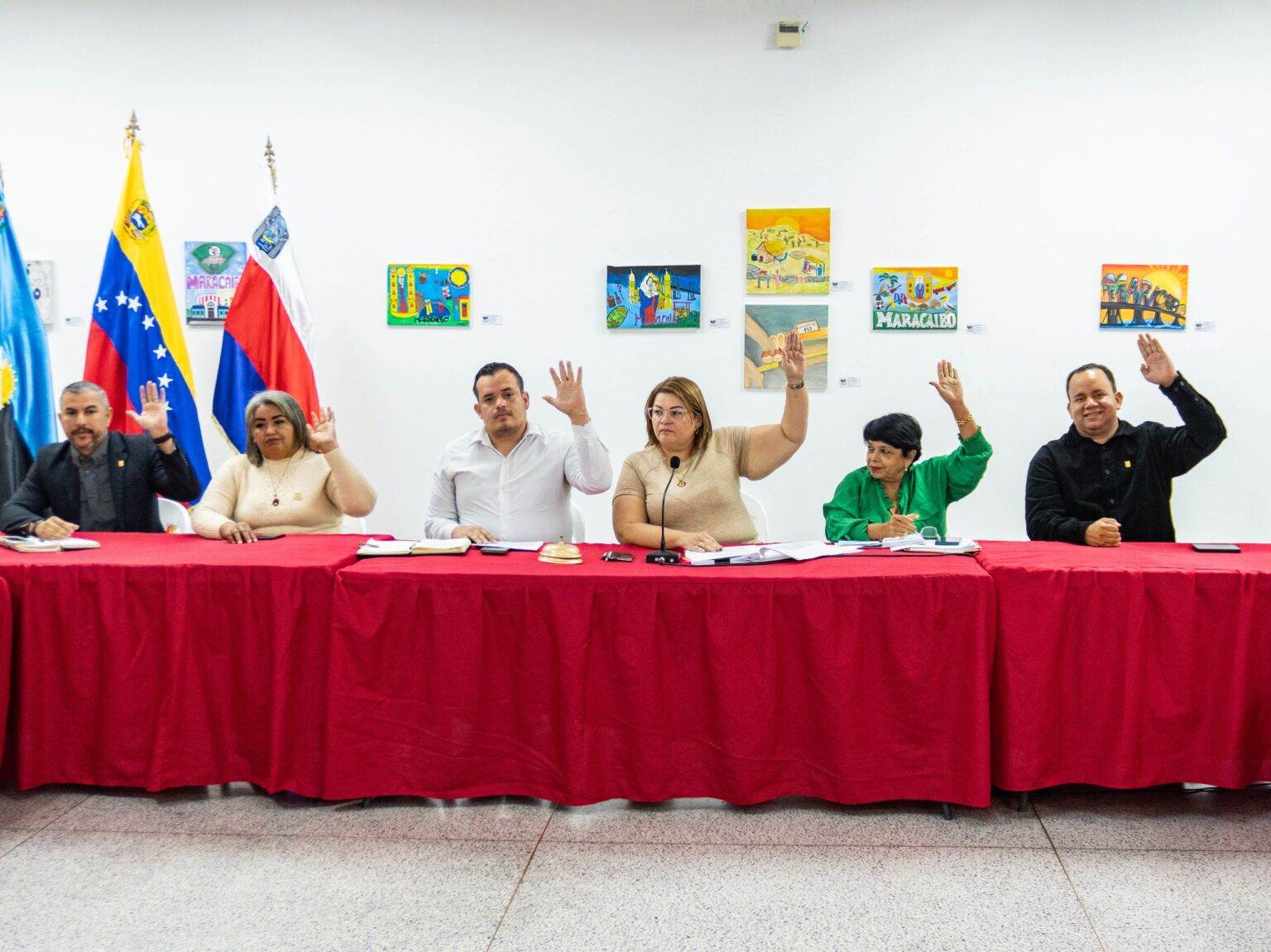 Concejales de Maracaibo en sesión ordinaria discutiendo reforma de ley juvenil