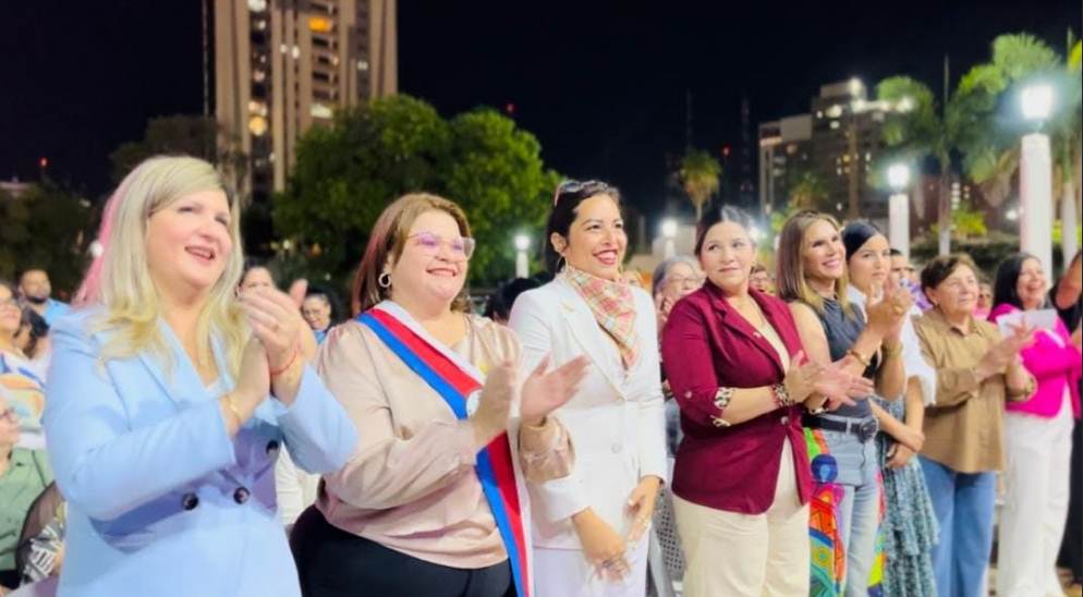 Entrega de la Orden Ana María Campos a mujeres líderes en la Plaza de la República de Maracaibo