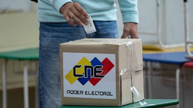 Centro de votación en Venezuela durante la Consulta Popular Nacional el Día de la Mujer