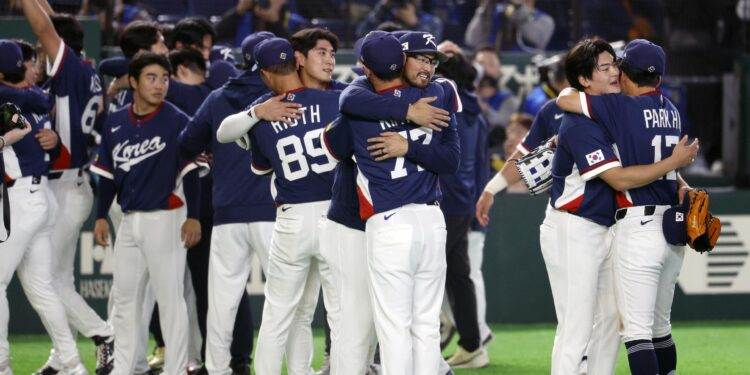 Jugadores de Corea del Sur celebran la clasificación a cuartos de final del Clásico Mundial de Béisbol 2026