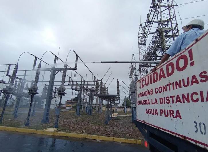 Técnicos de Corpoelec realizando lavado de aisladores en subestación eléctrica del Zulia