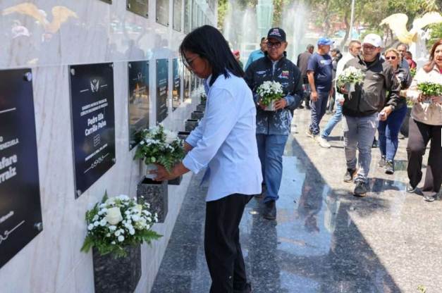 Inauguración de monumento y plaza Manuela Sáenz en Caracas por Delcy Rodríguez