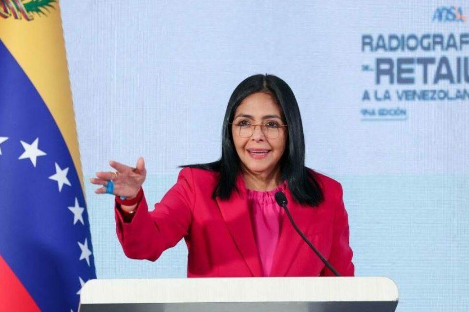Delcy Rodríguez durante sesión de trabajo sobre paz y convivencia democrática en Venezuela