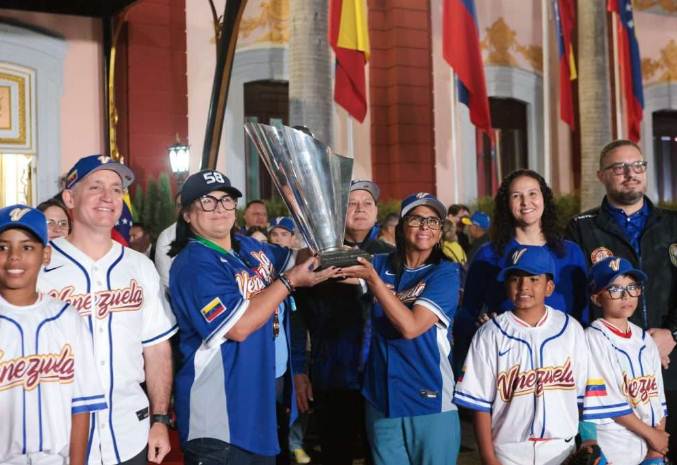 Presidenta (E) Delcy Rodríguez recibe la Copa del Clásico Mundial de Béisbol 2026 en el Palacio de Miraflores