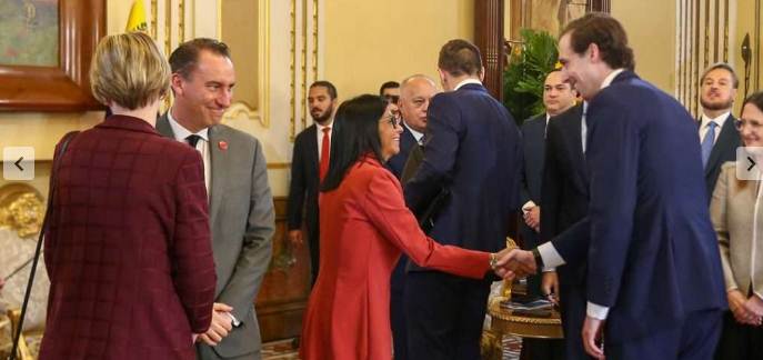 Delcy Rodríguez y Doug Burgum en reunión diplomática en el Palacio de Miraflores Caracas